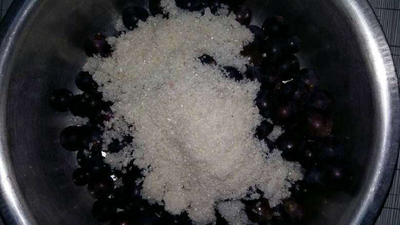 自制葡萄酒,沥干的葡萄放入无水无油的容器中,加入白糖。