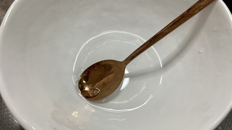 红糖豆腐脑,取一个干净无水的大碗,3g葡萄糖内脂加入30g凉开水化开