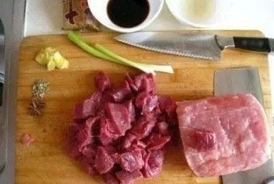 宝宝肉松,将肉切成1厘米小块见方（如有肉筋、肥肉请切除）
