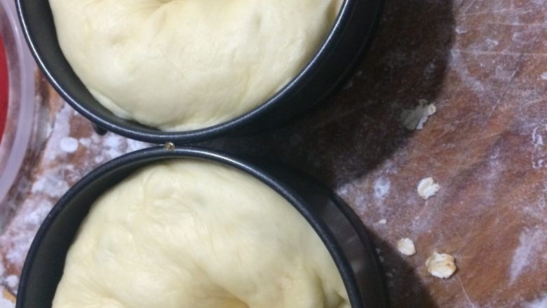 自制蜜豆燕麦面包,将面团放入模具中,压至均匀