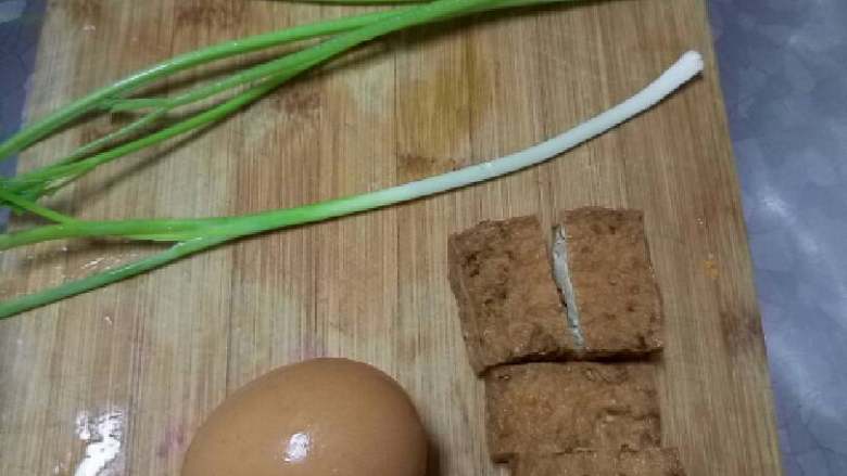 番茄鸡蛋疙瘩汤,准备食材，洗净备用。