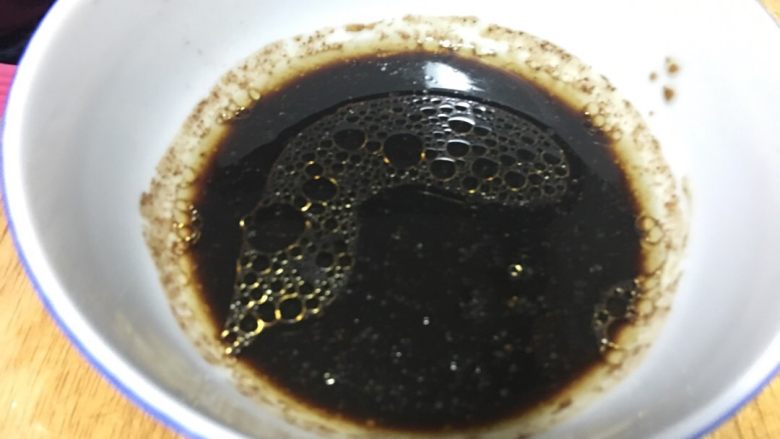 「吃货久久」简单营养足料的超开胃凉拌茄子,小碗里做好调汁：醋 味极鲜 少许盐 小麻油 少许糖 生抽 。搅拌均匀