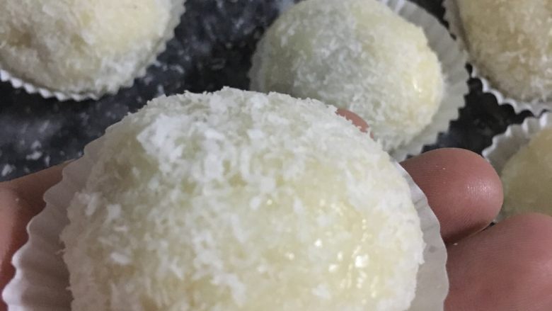 香甜可口糯米糍,可以放冰箱保温2个小时后再吃....趁热吃也可以!