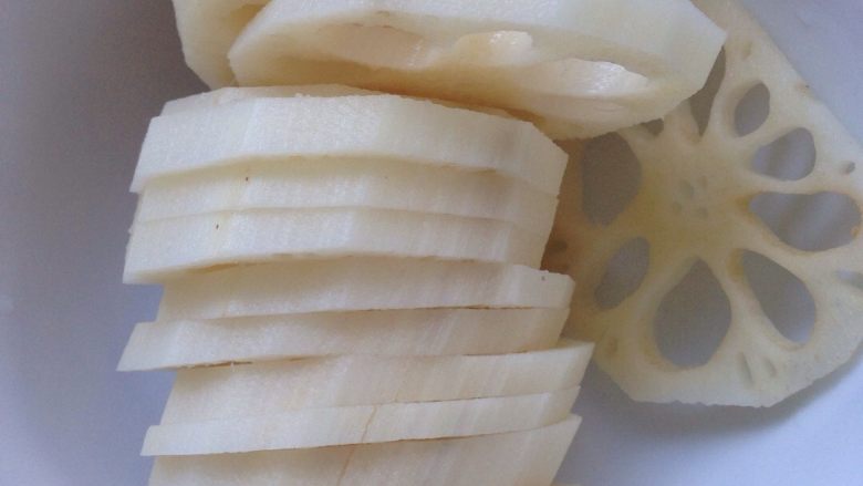 青椒藕片乌冬面,<a style='color:red;display:inline-block;' href='/shicai/ 2662'>藕</a>洗净，去皮，切薄片。