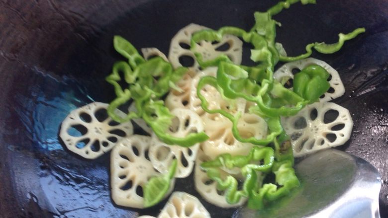 青椒藕片乌冬面,藕熟后，炒青椒丝。