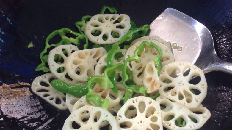 青椒藕片乌冬面,炒好，放少许盐巴。关火，备用！