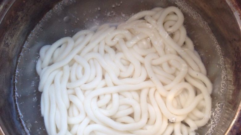 青椒藕片乌冬面,煮熟<a style='color:red;display:inline-block;' href='/shicai/ 546'>乌冬面</a>。