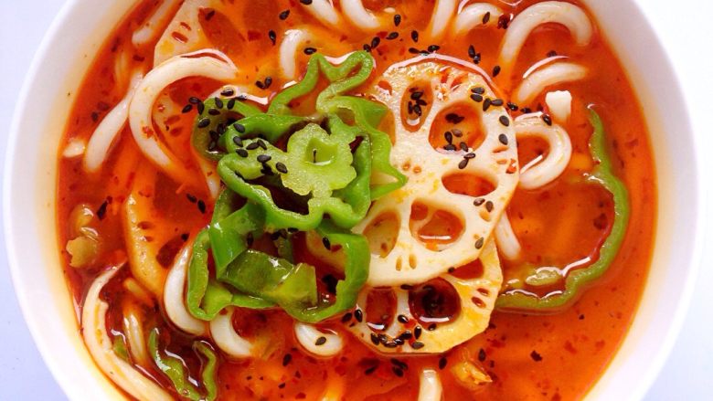 青椒藕片乌冬面,乌冬面混合调料，藕片，撒上黑芝麻。