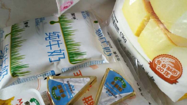 轻乳酪戚风蛋糕,把奶油奶酪和黄油都室温软化,搅打均匀加蛋黄,再加牛奶和面粉<a style='color:red;display:inline-block;' href='/shicai/ 10588'>糖</a>,我是用电动打蛋机打的!只要搅拌均匀就可以了!