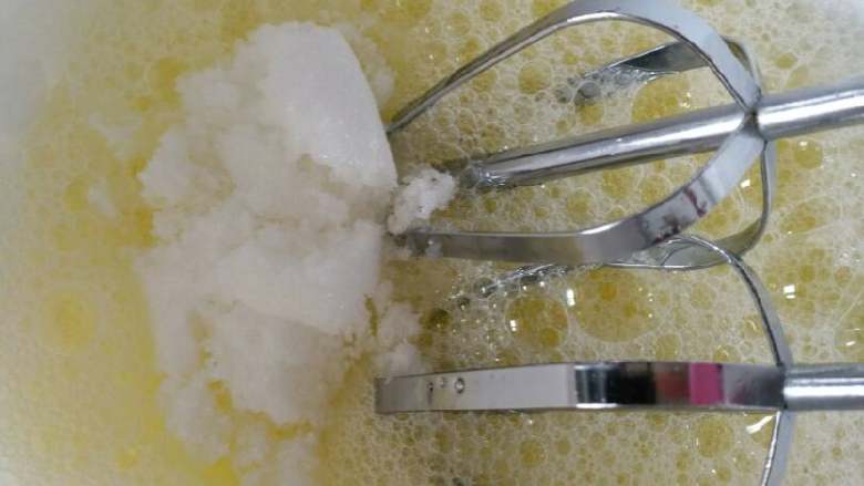 轻乳酪戚风蛋糕,搅拌机弄干净搅蛋白,大泡加一勺糖
