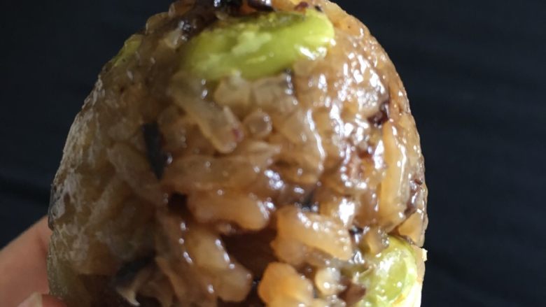 鸭蛋糯米饭,蒸好后放凉打开就是一个完整的糯米的!
