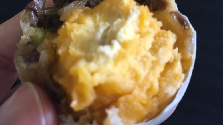 鸭蛋糯米饭,吃到下面就是一颗完整的鸭蛋黄!