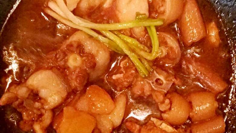 猪尾巴焖豇豆干(红烧),锅里加入适量的色拉油和1勺白糖,用慢火慢慢熬至小泡糖液有点红色,倒入肉块快速翻炒,加入生姜片,葱段,一点点<a style='color:red;display:inline-block;' href='/shicai/ 762'>老抽</a>上色,美味鲜,料酒当水,烧开转小火炖一下。