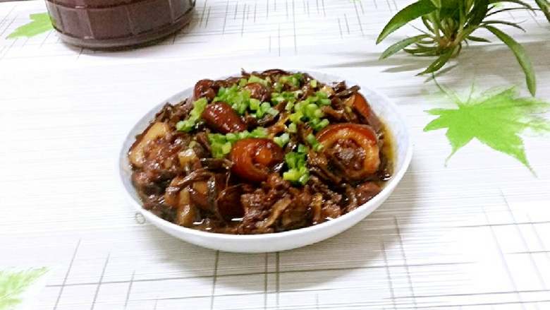 猪尾巴焖豇豆干(红烧),出锅装盘撒上葱花即可食用。豇豆干完全吸收了猪尾巴的汤汁,非常好吃。