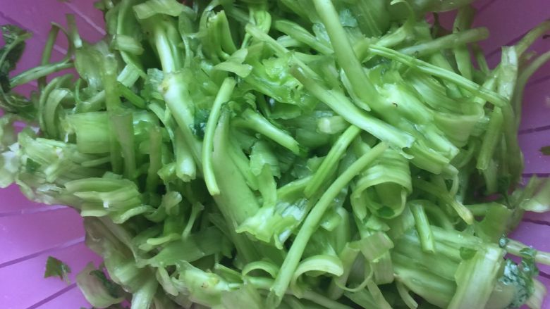 手撕菜梗梗,空心菜梗用手撕,撕完再抓抓,如图状