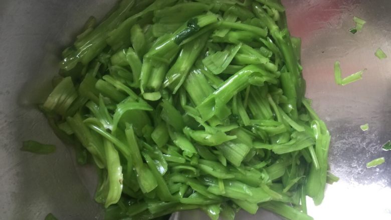 手撕菜梗梗,炒空心菜梗至变色,下盐、味精,炒三分钟后,下少许油,至匀