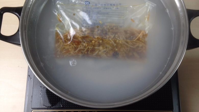 泡椒肥牛汤面,料理包放入开水中水煮加热15分钟