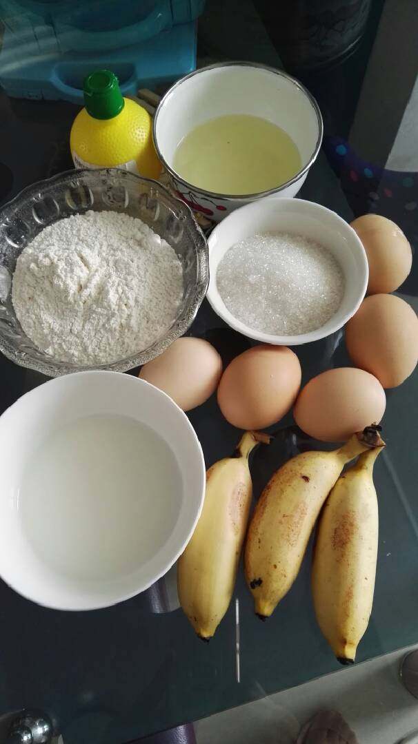 香蕉杯子蛋糕,先把材料全部配齐咯,接下来才不会手忙脚乱哒