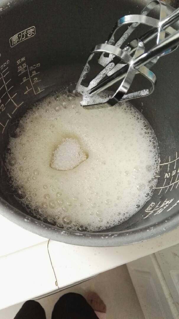 香蕉杯子蛋糕,接下来打发蛋清,将蛋清打发出泡沫后加入15克左右的糖继续打发
