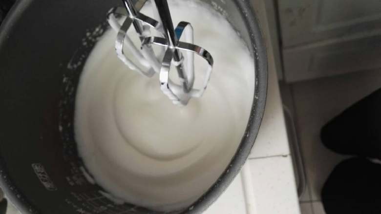 香蕉杯子蛋糕,然后继续打发,将剩下的糖分三次加入,直至打发的蛋清出纹路而且出拉出的小山峰不倒为止