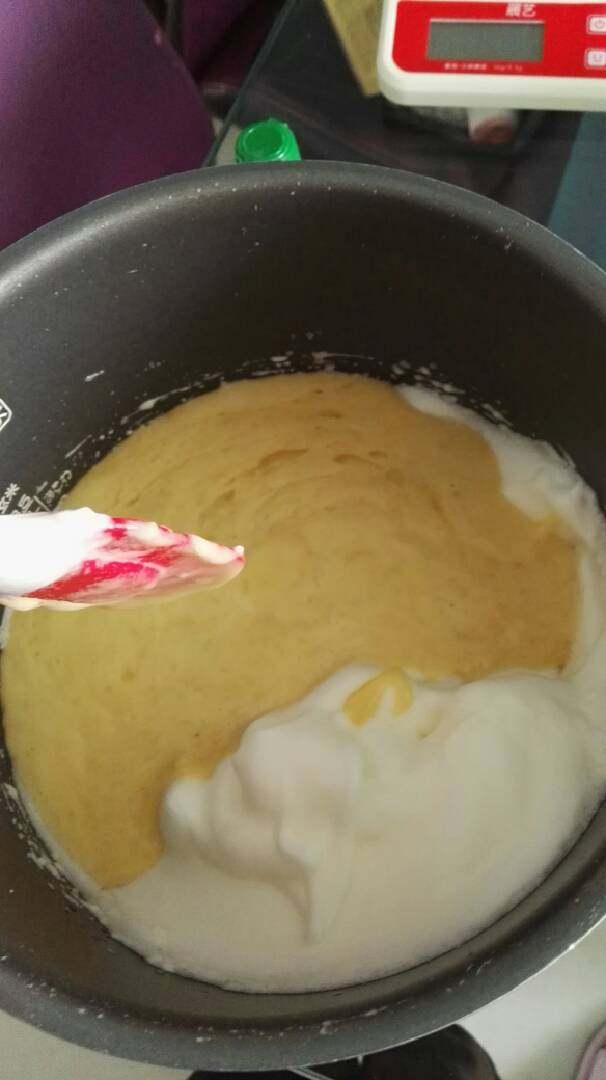 香蕉杯子蛋糕,然后将所有的蛋液全部倒入蛋白中搅拌,同样是由下而上的搅拌均匀