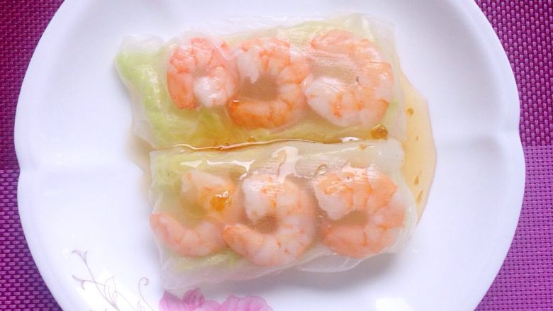 虾仁春卷,淋在上面,完成。