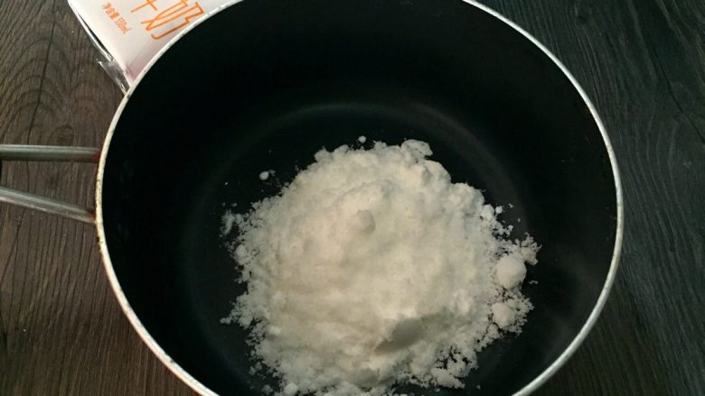 奶香白凉粉,将白凉粉和白糖倒入奶锅中