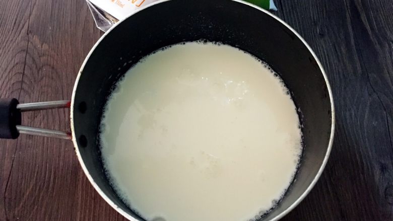 奶香白凉粉,加入蒙牛嗨milk牛奶搅拌均匀