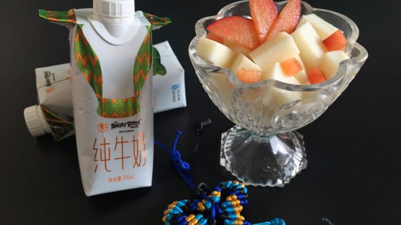 奶香白凉粉,切成大小合适的小块装入喜欢的容器中,味道棒极了