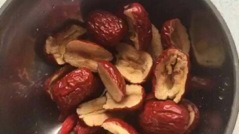 玉米发糕,大枣去核,分开