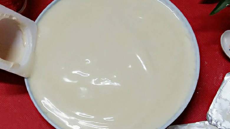 南瓜糊酸奶冻,南瓜糊已经冻住了,上面加入<a style='color:red;display:inline-block;' href='/shicai/ 885'>酸奶</a>,继续放冰箱冷冻2个小时左右,或者更长时间。