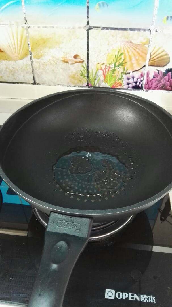 咖喱鸡块,锅加热,倒入适量的油