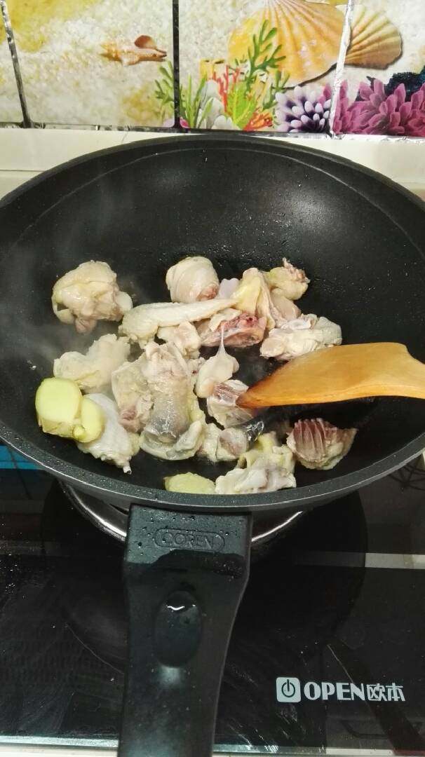 咖喱鸡块,将鸡块倒入油锅内翻炒,直至每块鸡肉都泛白