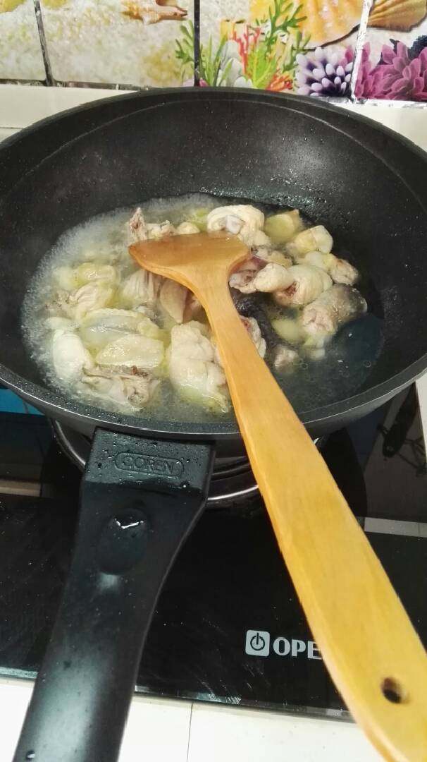 咖喱鸡块,然后锅内加入适量的热水没过鸡块,大火煮半小时,鸡油都熬出来,鸡块变酥为止,如果中间水变少了适量的加点水,最好是一次性把水加足