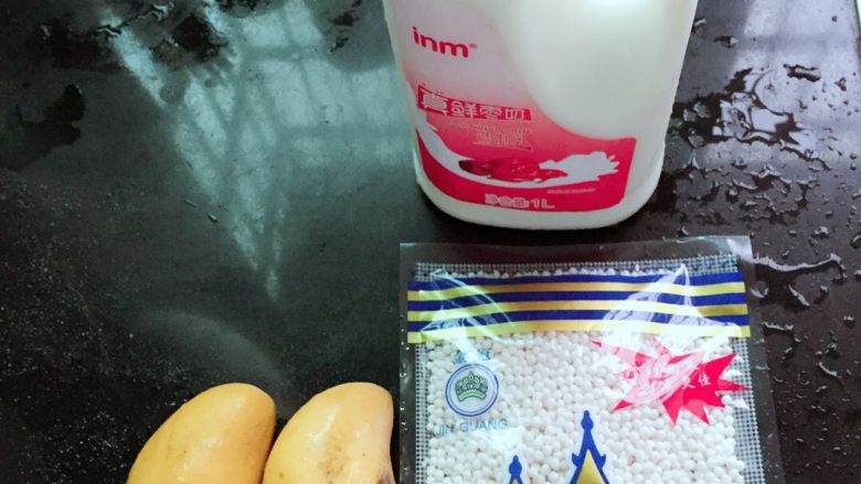 酸奶芒果Q弹西米露,先把西米用开水泡20分钟，泡好凉水洗下。