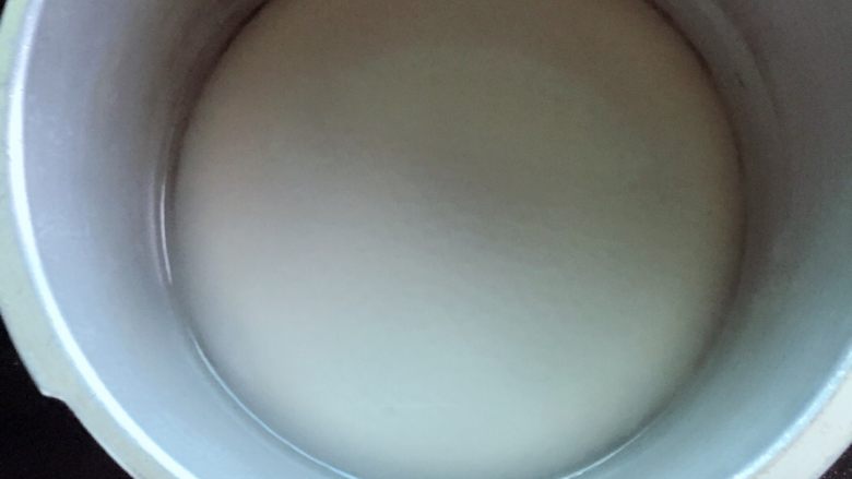 酸奶芒果Q弹西米露,把泡好洗好的西米放高压锅打，加点<a style='color:red;display:inline-block;' href='/shicai/ 866'>冰糖</a>，加了<a style='color:red;display:inline-block;' href='/shicai/ 866'>冰糖</a>的西米会可口点。