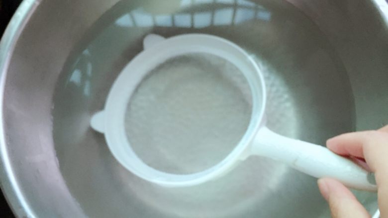 酸奶芒果Q弹西米露,用高压锅打一下关火焖一下就好，把焖好的西米放凉开水过一下西米会更加Q些