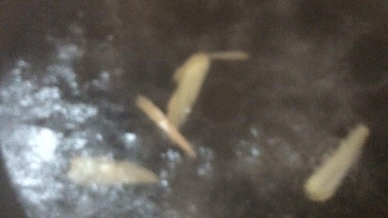 煲猪脑,锅里烧开水,放入姜片,有料酒的加一点料酒加2-3勺。