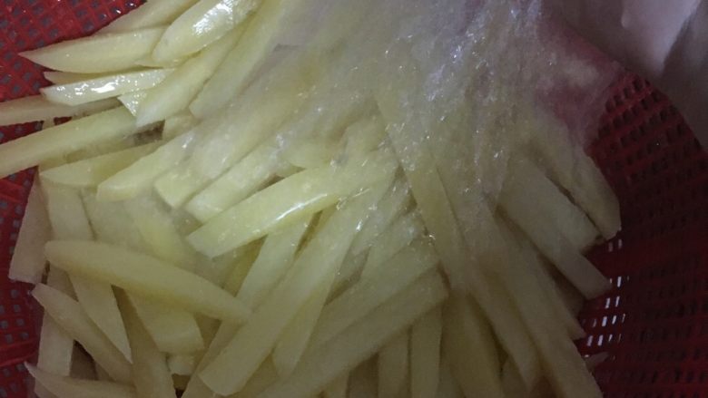 自家炸香口薯条,.捞起来. 冲一次冷水.....凉干.或者用干净的布吸收水分.----待干...