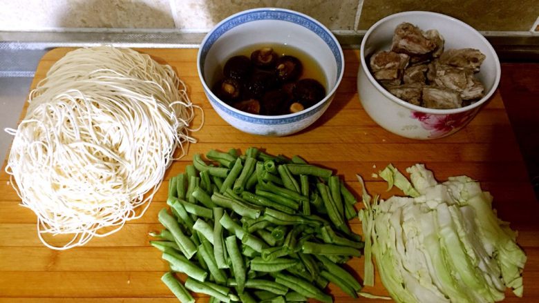 排骨豆角焖面,准备食材,排骨焯水,香菇温水泡发,豆角切段,<a style='color:red;display:inline-block;' href='/shicai/ 111'>圆白菜</a>切丝。