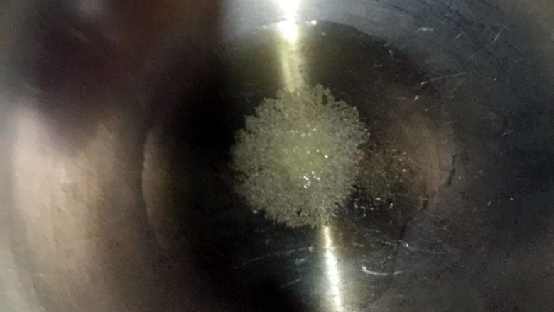 排骨豆角焖面,热锅倒入少许油,往油中放一调羹白糖。
