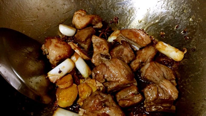排骨豆角焖面,加入少许料酒和少许生抽继续翻炒,炒至排骨上色。