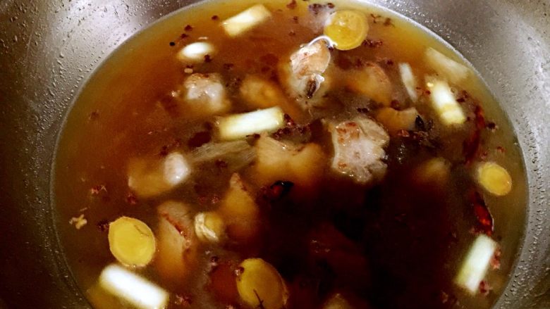 排骨豆角焖面,往锅中加入没过排骨的开水,小火炖煮排骨熟烂备用。