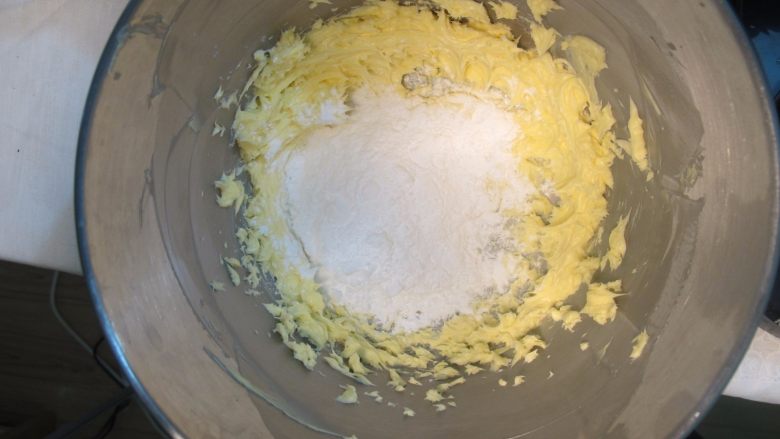 一款简单蔓越莓饼干,然后我们在这个时候即可加入糖分,分两次加入就好。完全打好的辨识状态很明显。就是黄油有点变白了就好。