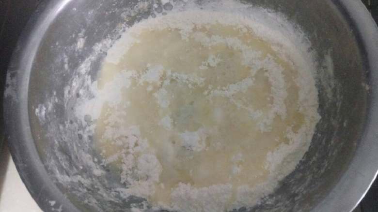 椒盐油饼（胡吃版）,加入沸<a style='color:red;display:inline-block;' href='/shicai/ 156925'>水</a>。用沸<a style='color:red;display:inline-block;' href='/shicai/ 156925'>水</a>的好处就是饼吃起来口感宣软，又特别易熟！