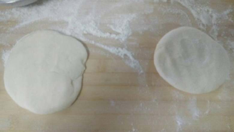 椒盐油饼（胡吃版）,分成两个小剂子，不必追求形状