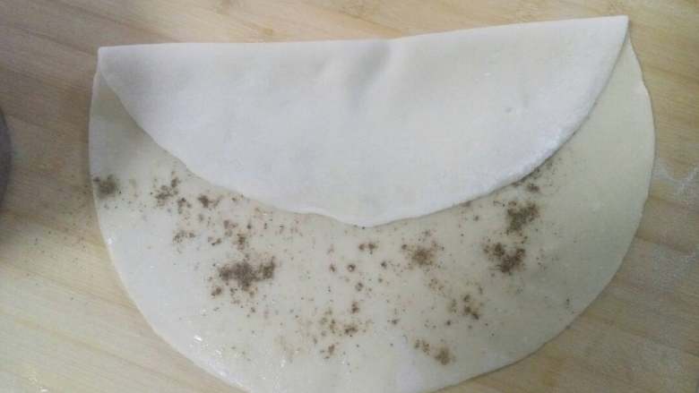 椒盐油饼（胡吃版）,可用对折方法把椒盐抹匀