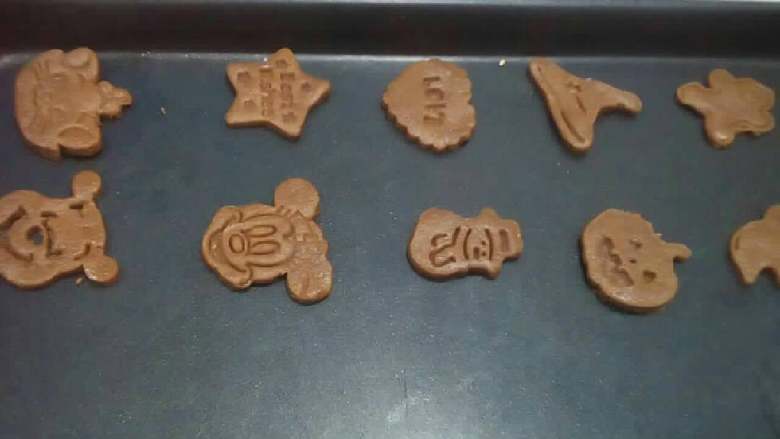 压模饼干,每个面饼最好薄厚均匀