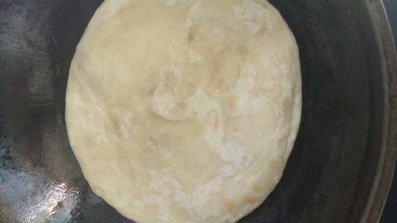 椒盐油饼（胡吃版）,锅底刷油，喜欢金灿灿感觉的油要多放，我油放的少