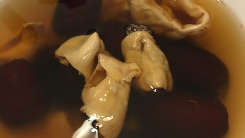 三枣炖花胶,炖2个小时即可食用